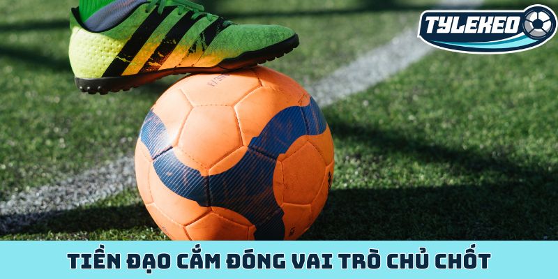 Tiền đạo cắm đóng vai trò chủ chốt